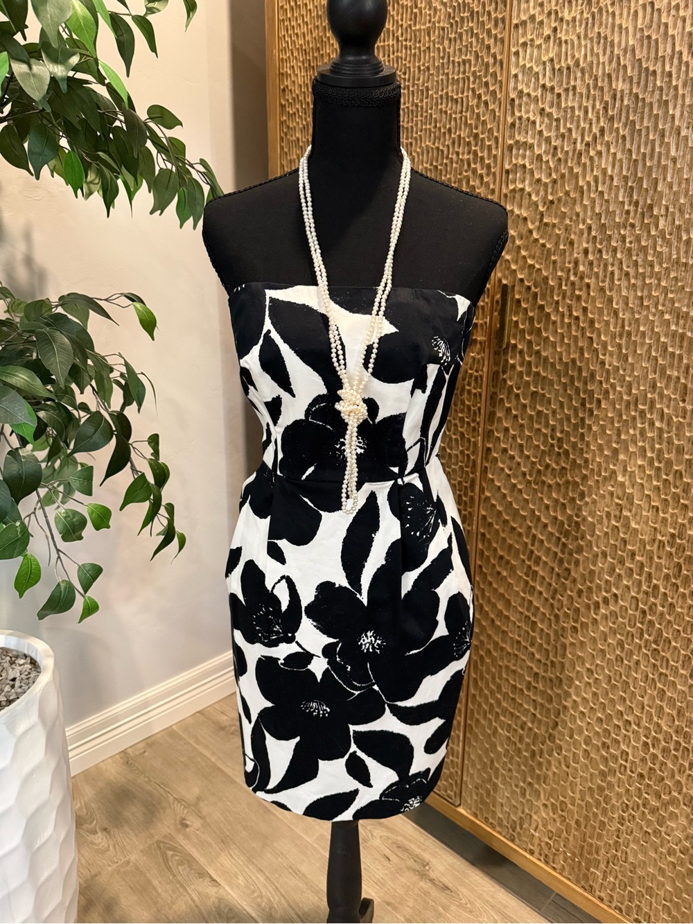 Express Black and White Strapless Floral Sheath Dress, Satin lined - Picture 3 of 10